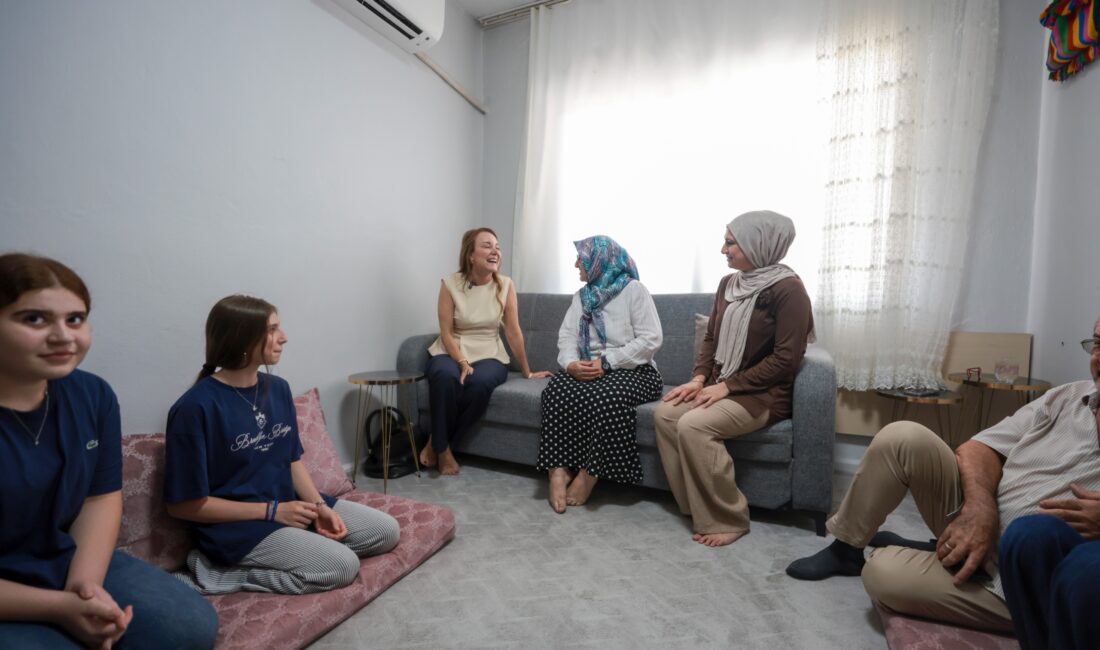 Başkan Mutlu, Konaklı komşularının evlerine konuk oldu Konak Belediye Başkanı Nilüfer Çınarlı Mutlu, komşu ziyaretlerini sürdürüyor. Ballıkuyu