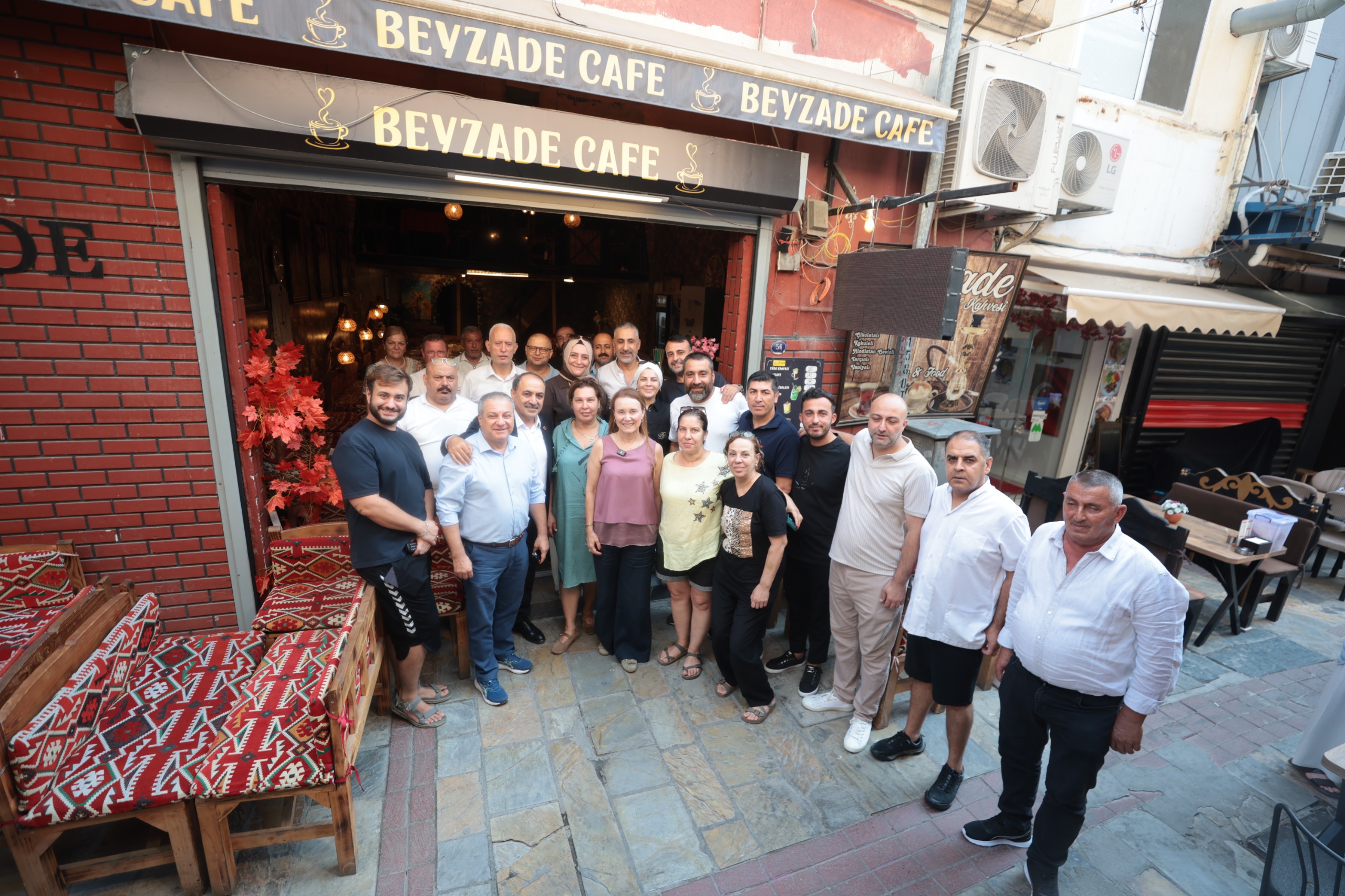 Konak Belediye Başkanı Nilüfer Çınarlı Mutlu, Kemeraltı esnafıyla buluşarak talepleri