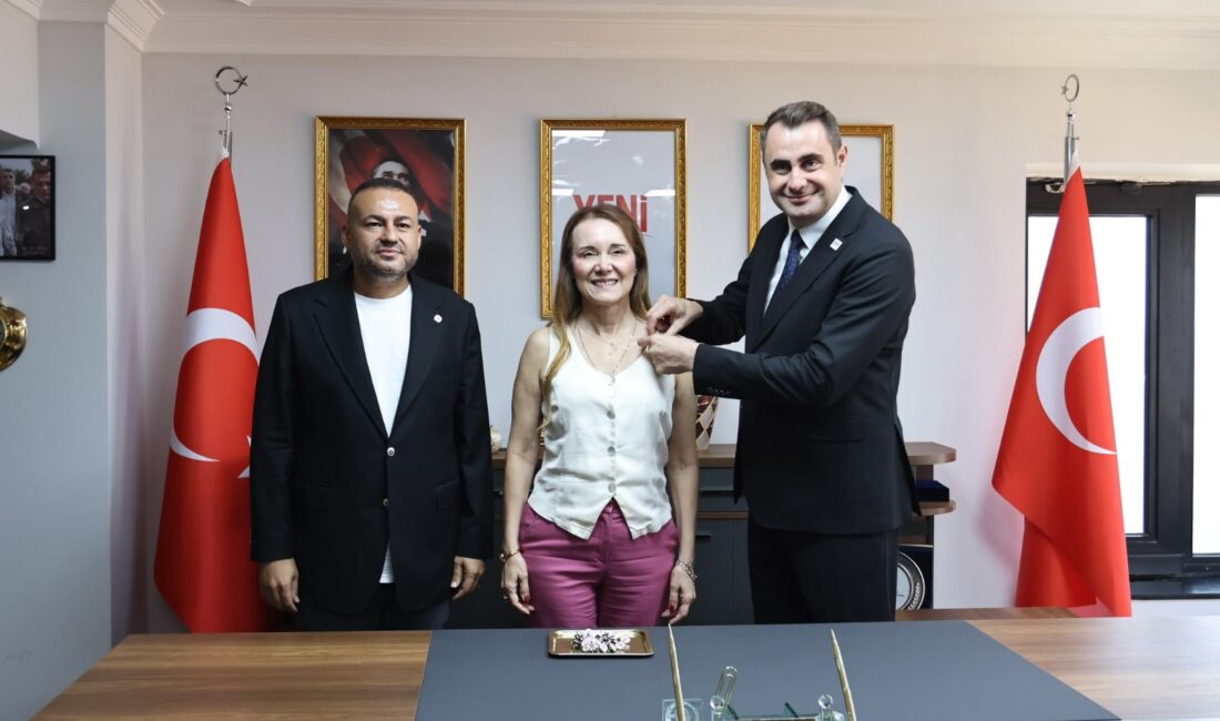 Başkan Mutlu ve 19 Meclis Üyesi YENİ Parti’ye katıldı: Büyükşehir Meclisi’nde de Yeni Parti çoğunluk olacak Konak Belediye Başkanı Nilüfer Çınarlı Mutlu ve 19 meclis üyesinin