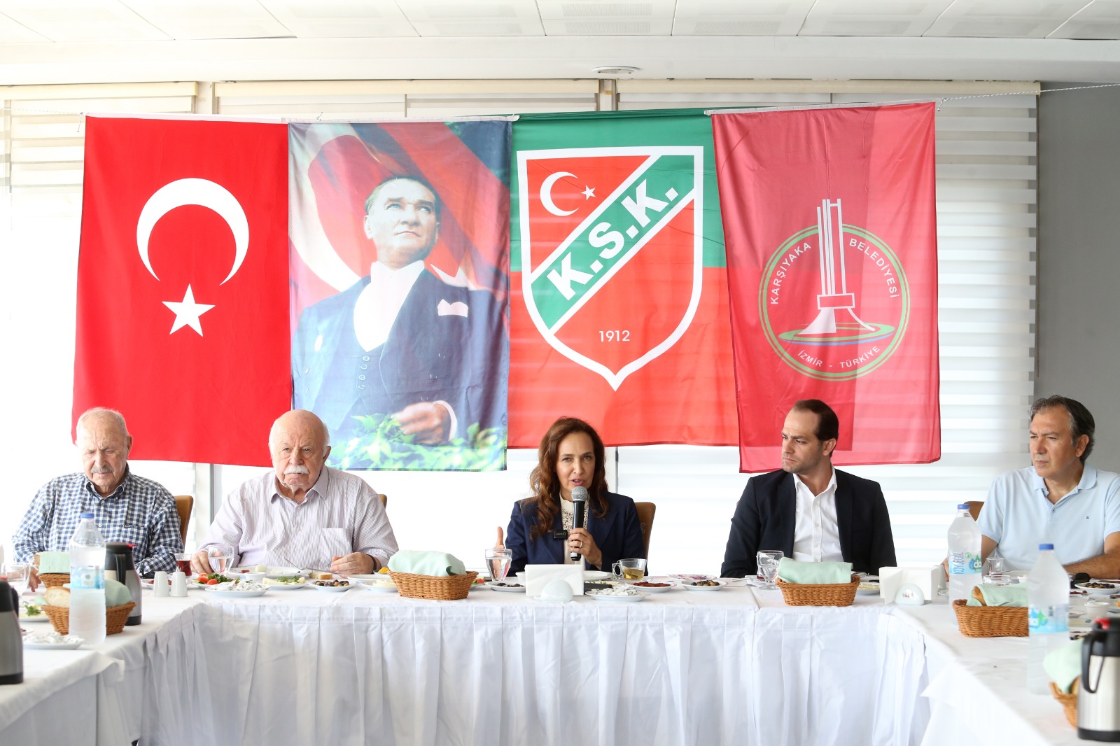 Karşıyaka Belediye Başkanı Yıldız Ünsal, Karşıyaka Spor Kulübü’nün eski kulüp