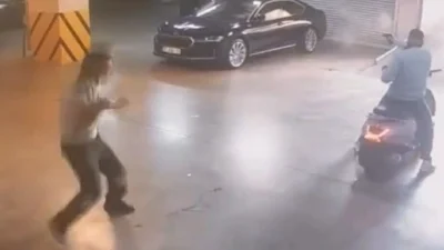 Çiğli Belediye Başkanı Onur Emrah Yıldız'ın park halindeki makam aracına