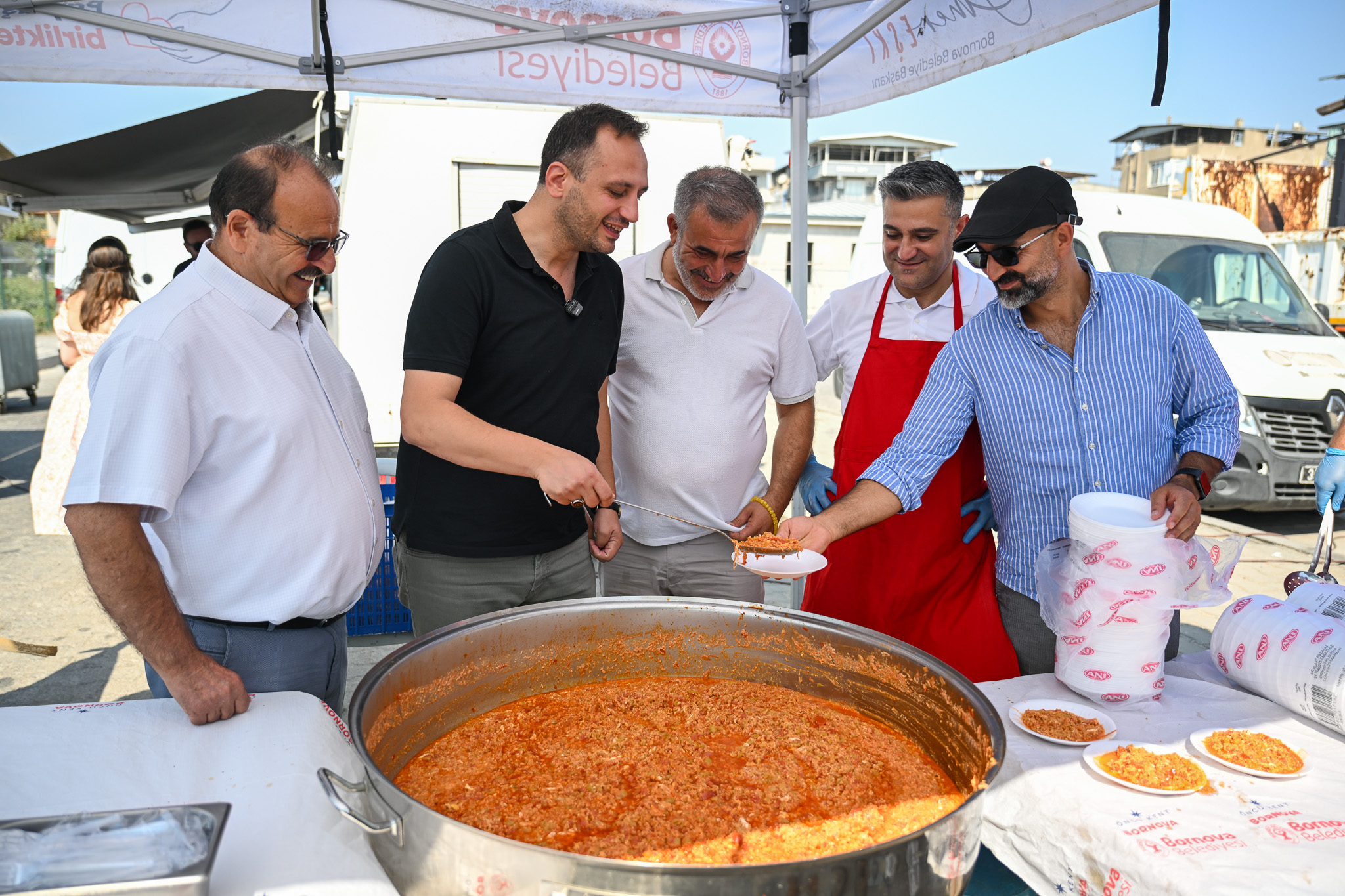 Bornova Belediye Başkanı Ömer Eşki, Türkiye'nin en büyük kent bostanında