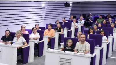
Buca Belediyesi’nin düzenlediği “Görünmeyeni Görmek” seminerinde konuşan Psikolog Pelin