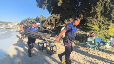 Çeşme Boyalık Plajı’nda halkın kullanımına açık kumsalın şezlong ve şemsiyelerle