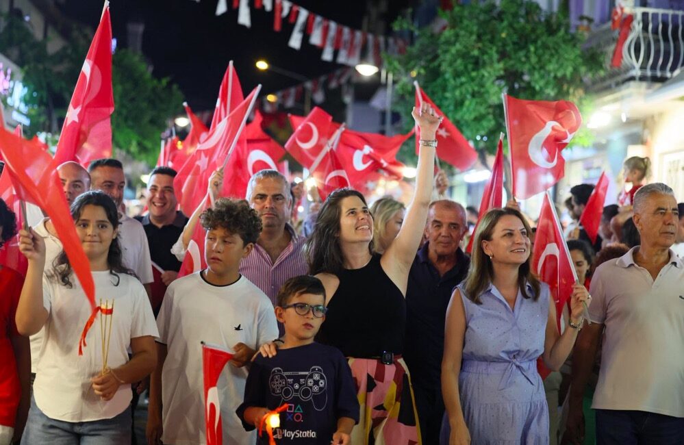 Çeşme’de 30 Ağustos Zafer Bayramı coşkuyla kutlandı Çeşme’de 30 Ağustos Zafer Bayramı, düzenlenen tören ve etkinliklerle büyük