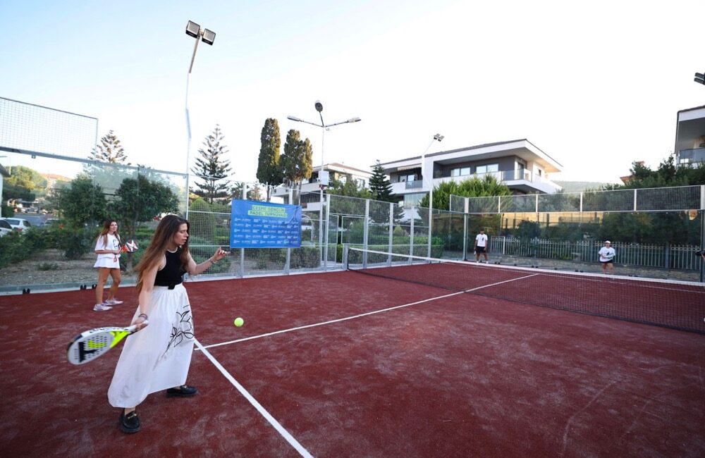 Çeşme’de spora yeni yatırım: 16 Eylül Kurtuluş Parkı’na padel kortu kazandırıldı Çeşme Belediyesi, 16 Eylül Kurtuluş Parkı’nda yapımını tamamladığı yeni padel