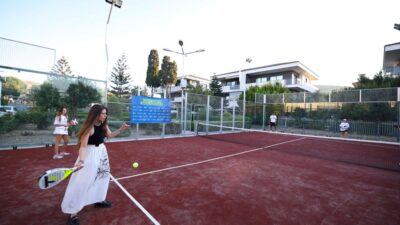 Çeşme Belediyesi, 16 Eylül Kurtuluş Parkı’nda yapımını tamamladığı yeni padel