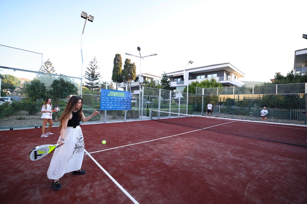 Çeşme Belediyesi, 16 Eylül Kurtuluş Parkı’nda yapımını tamamladığı yeni padel