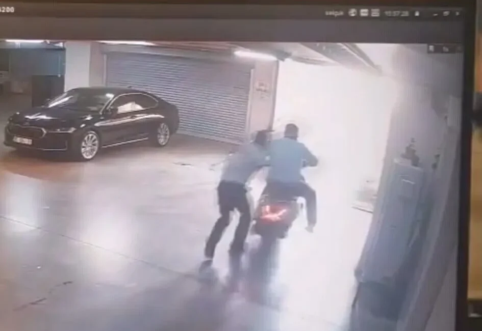 Çiğli Belediye Başkanı Yıldız’ın makam aracına silahlı saldırı: 5 el ateş edildi Çiğli Belediye Başkanı Onur Emrah Yıldız’ın makam aracına belediyenin otoparkında