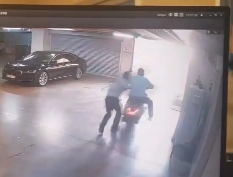 Çiğli Belediye Başkanı Onur Emrah Yıldız’ın makam aracına belediyenin otoparkında