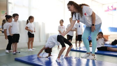Efeler Belediyesi'nin yaz tatilini sporla değerlendirmek isteyen çocuklar için düzenlediği