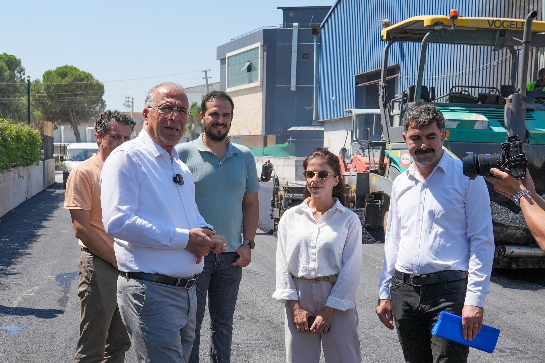 Yol onarım çalışmalarını yoğun şekilde sürdüren Gaziemir Belediyesi, asfalt ihalesiyle