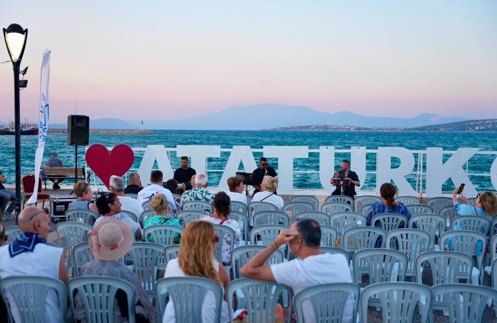 Gün Batımı Konserleri, baştan sona yenilenen Çiftlikköy Sahili’nde Çeşme Belediyesi, baştan sona yenilenen Çiftlikköy Sahili'ni müzikle buluşturuyor. Modern