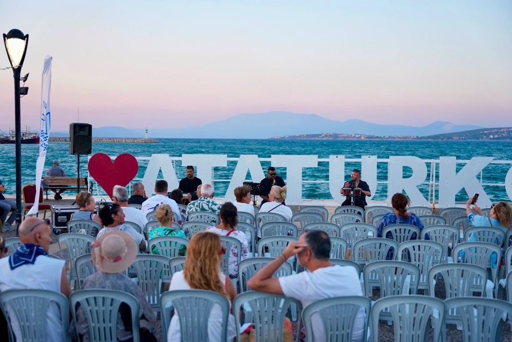 Çeşme Belediyesi, baştan sona yenilenen Çiftlikköy Sahili'ni müzikle buluşturuyor. Modern