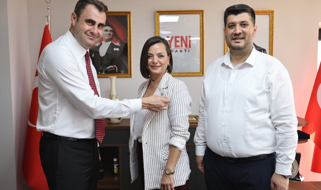 Karabağlar Belediye Başkanı Helil Kınay ile Karabağlar Belediye Meclisi'nin 17