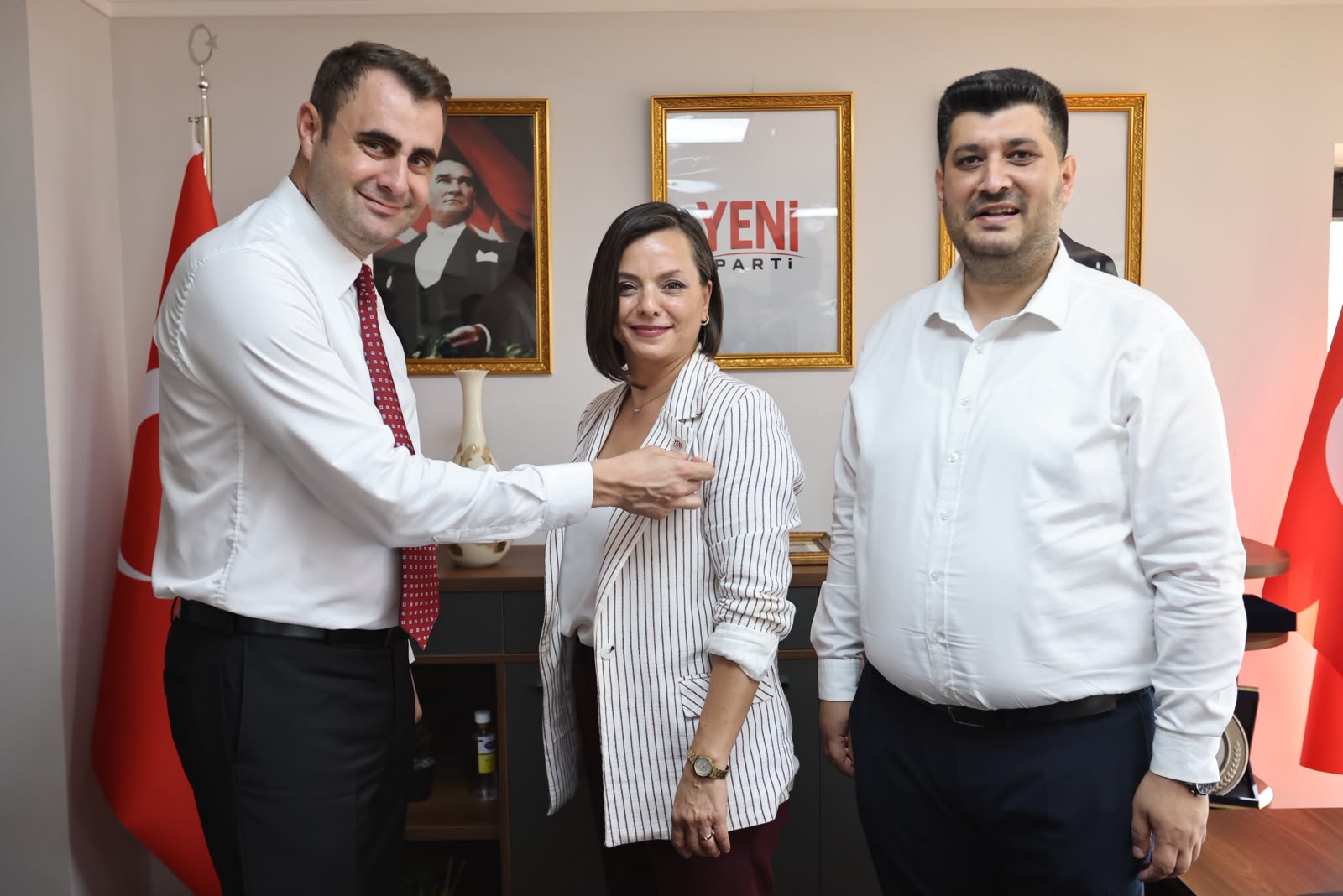 Karabağlar Belediye Başkanı Helil Kınay ile Karabağlar Belediye Meclisi'nin 17