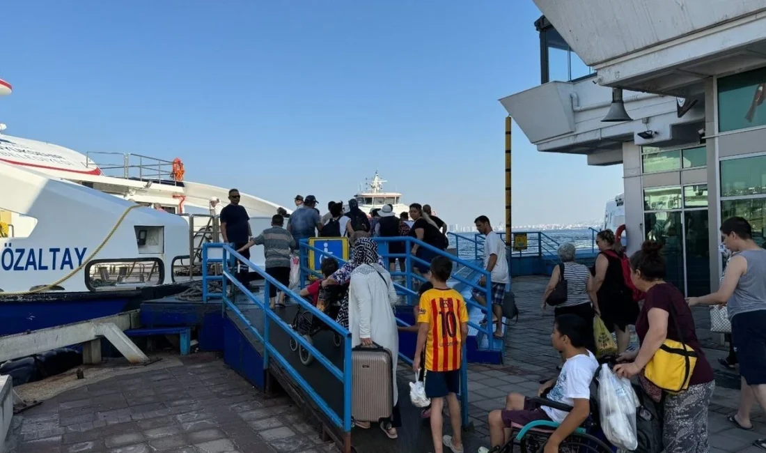 İZDENİZ yaz seferlerine yoğun ilgi: 20 bin kişi Urla ve Mordoğan’a denizden ulaştı İzmir Büyükşehir Belediyesi'nin yaz aylarına özel başlattığı İZDENİZ seferleri yoğun