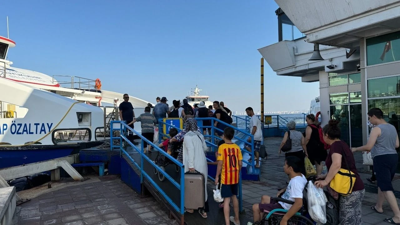 İzmir Büyükşehir Belediyesi'nin yaz aylarına özel başlattığı İZDENİZ seferleri yoğun