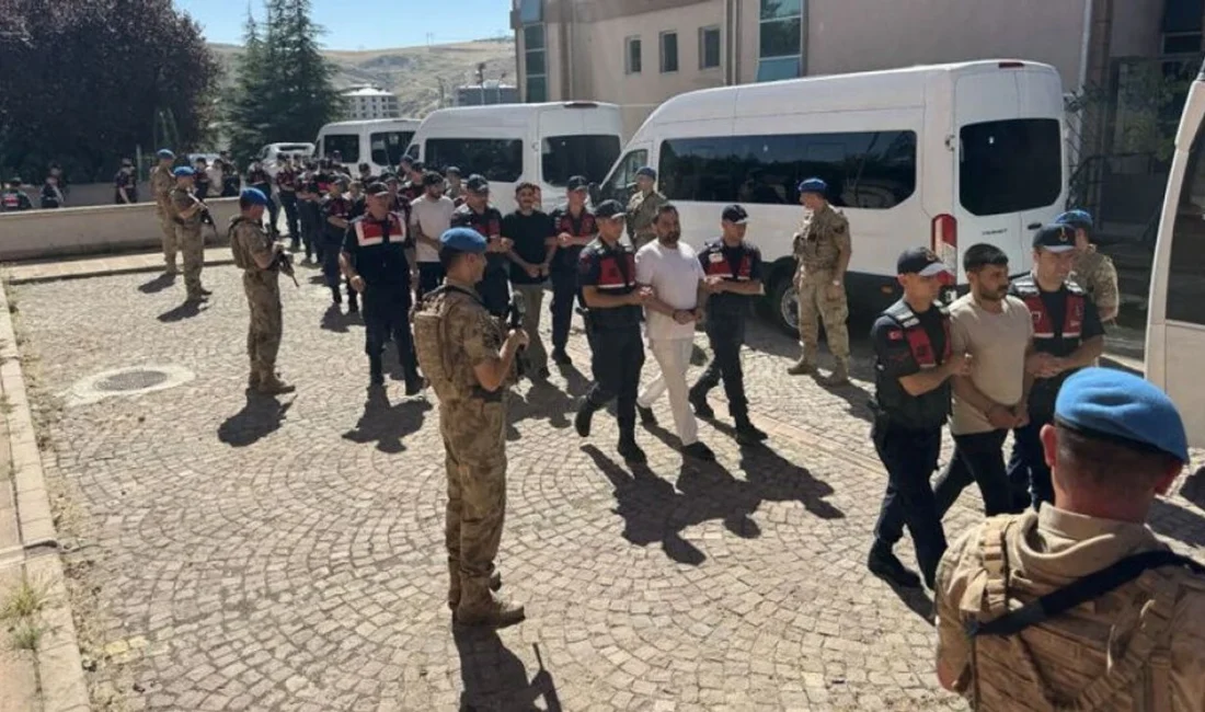 İzmir dahil 19 ilde yasa dışı bahis operasyonu: 2,4 milyarlık para trafiği ortaya çıktı Çankırı Cumhuriyet Başsavcılığı koordinesinde, 19 ilde düzenlenen yasa dışı bahis