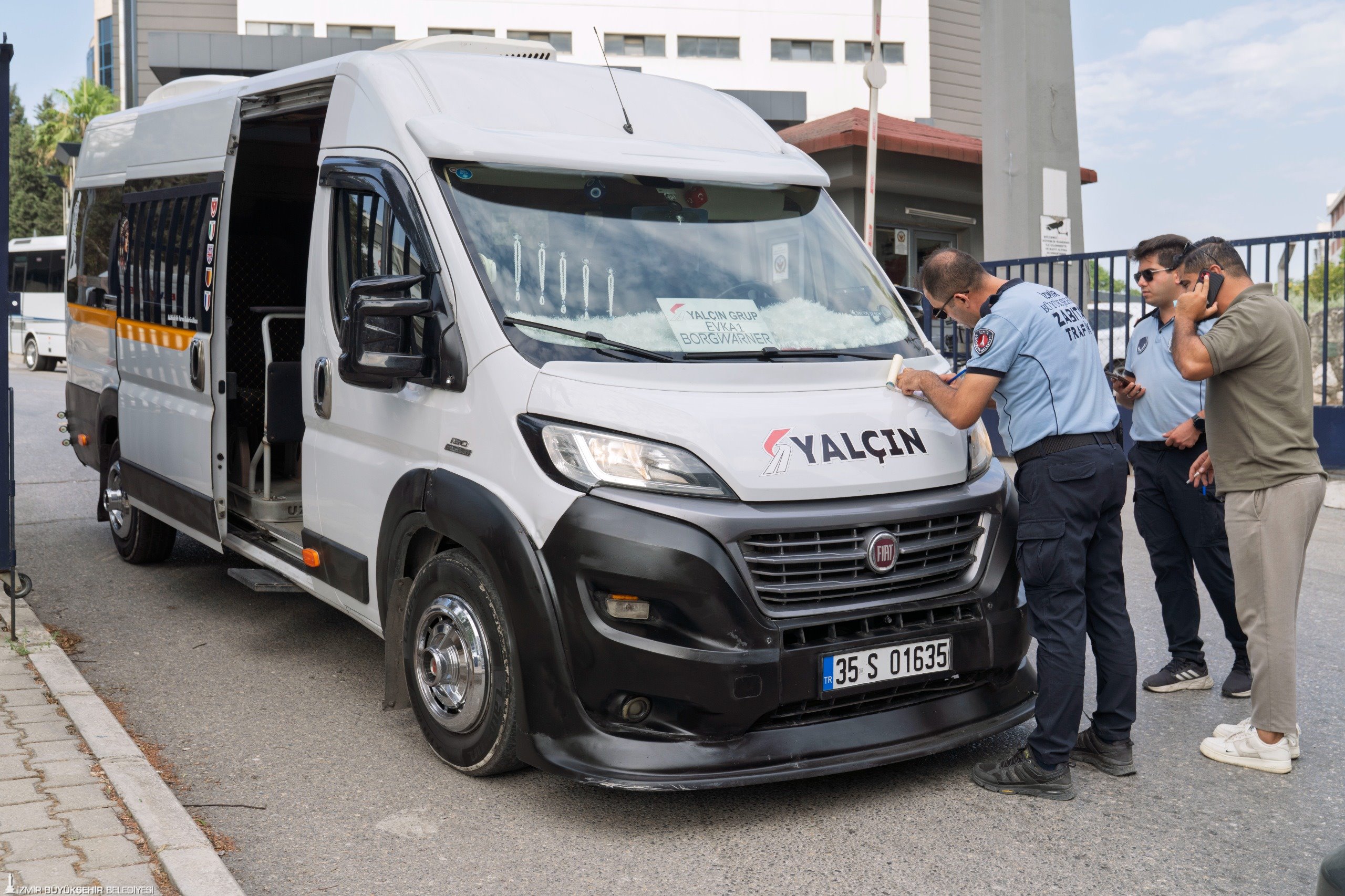 İzmir Büyükşehir Belediyesi, işçi servislerine yönelik denetimlerini sürdürüyor. Çalışanların güvenli