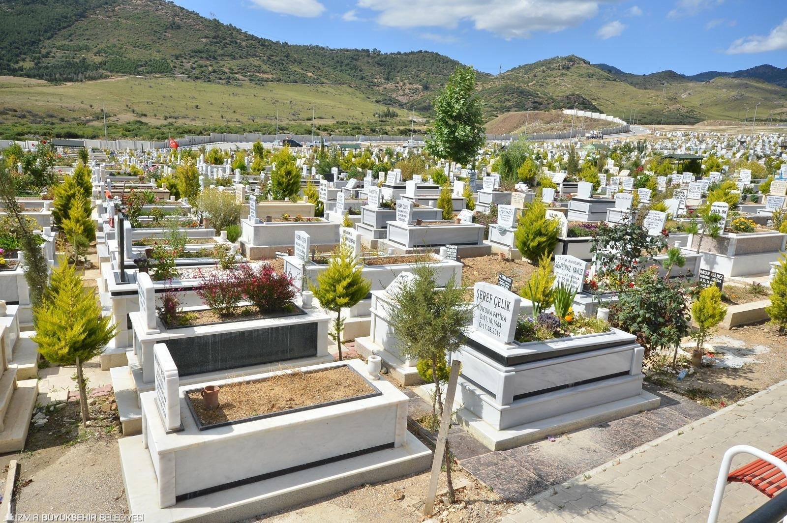 İzmir Büyükşehir Belediyesi, mezarlıklarda yeni bir uygulamayı hayata geçiriyor. Mezar