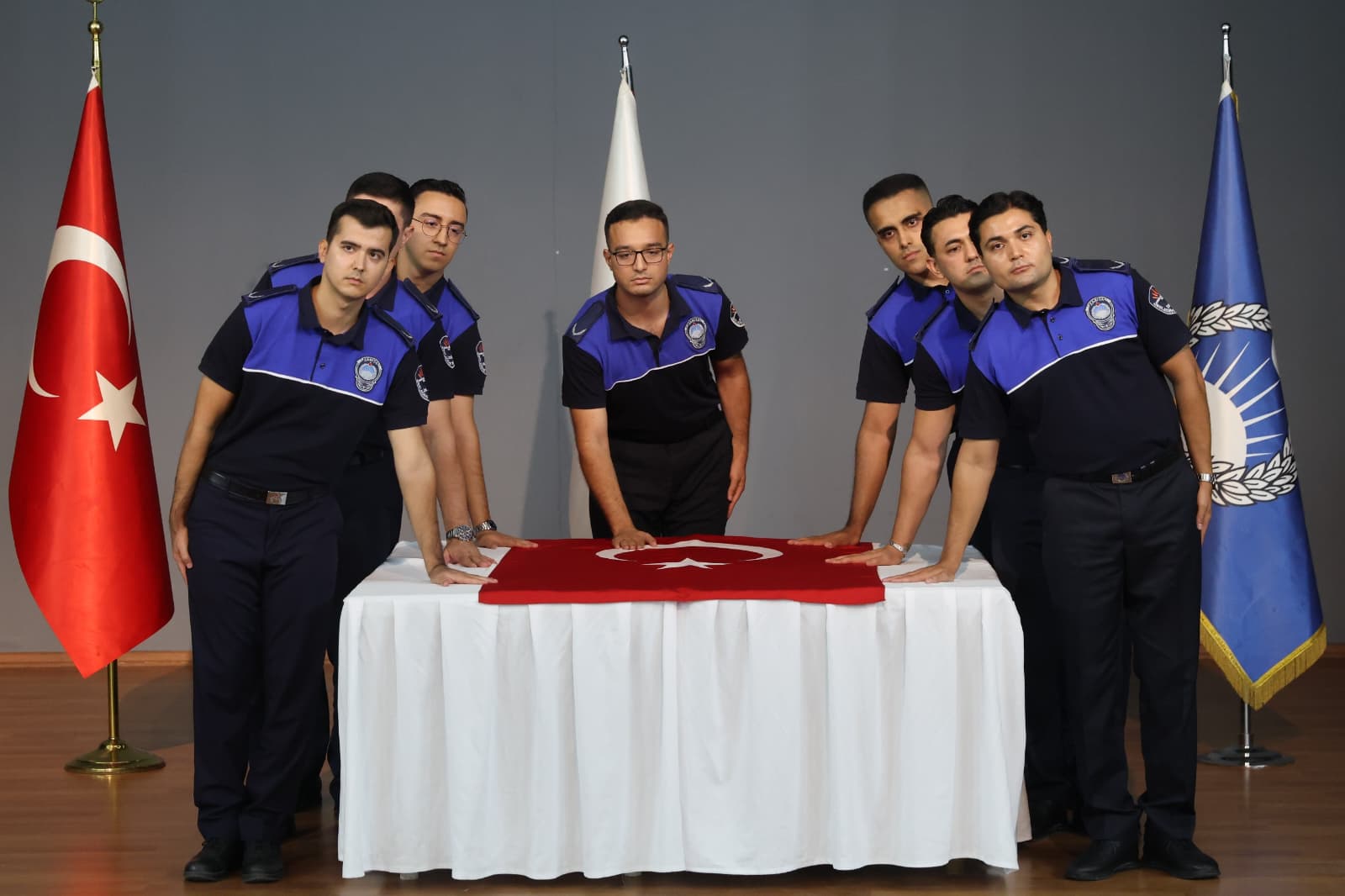 Karabağlar Belediyesi Zabıta Müdürlüğü'nde aday memur olarak görev yapan zabıta