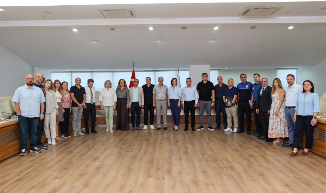 Karabağlar’da sahipsiz atık alarmı: Belediyeye yıllık 80 milyon liralık yük Karabağlar Belediyesi, çevre kirliliğine neden olan sahipsiz atık sorununa kalıcı