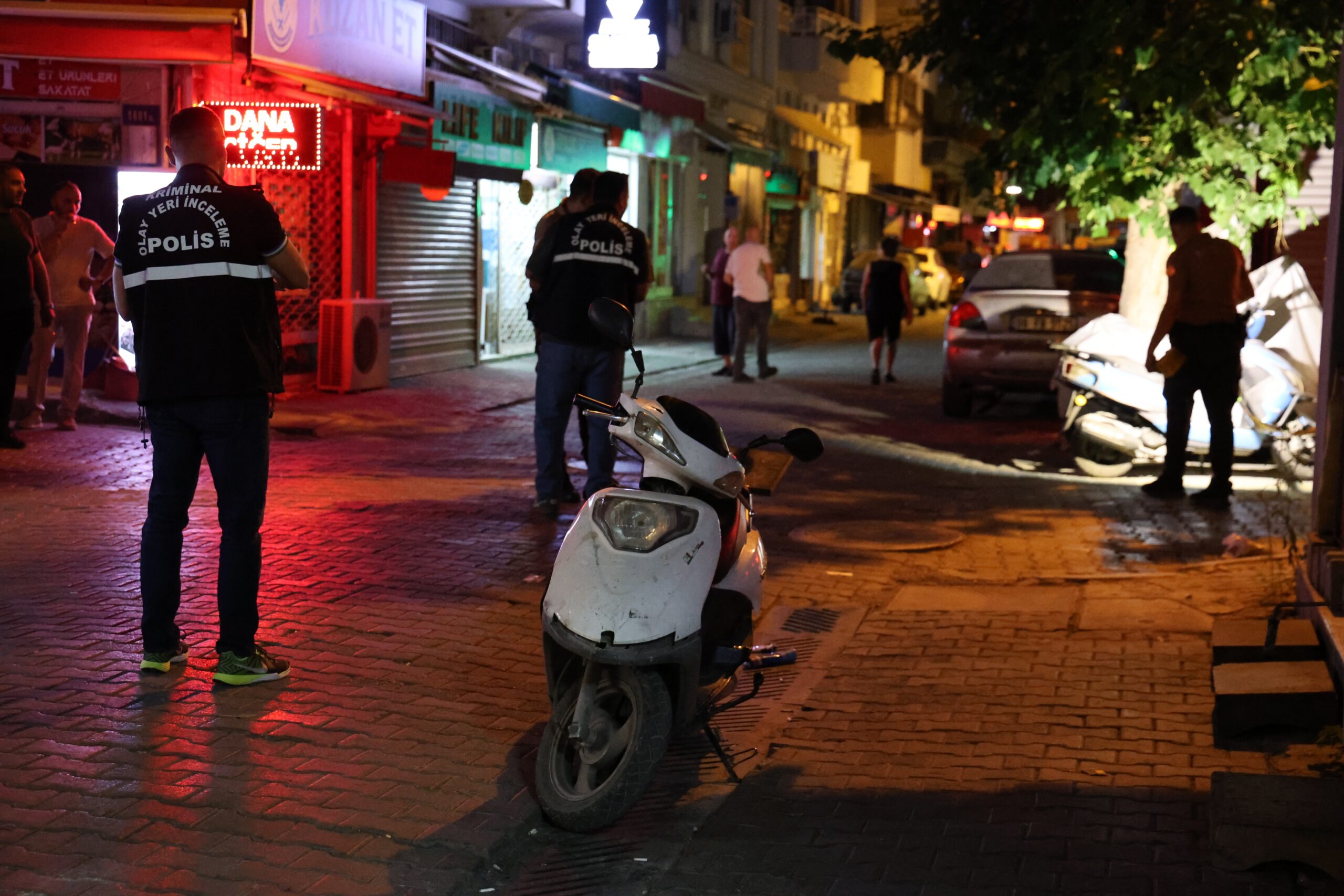 Karşıyaka'da iki grup arasında çıkan tartışma silahlı kavgaya dönüştü. 5
