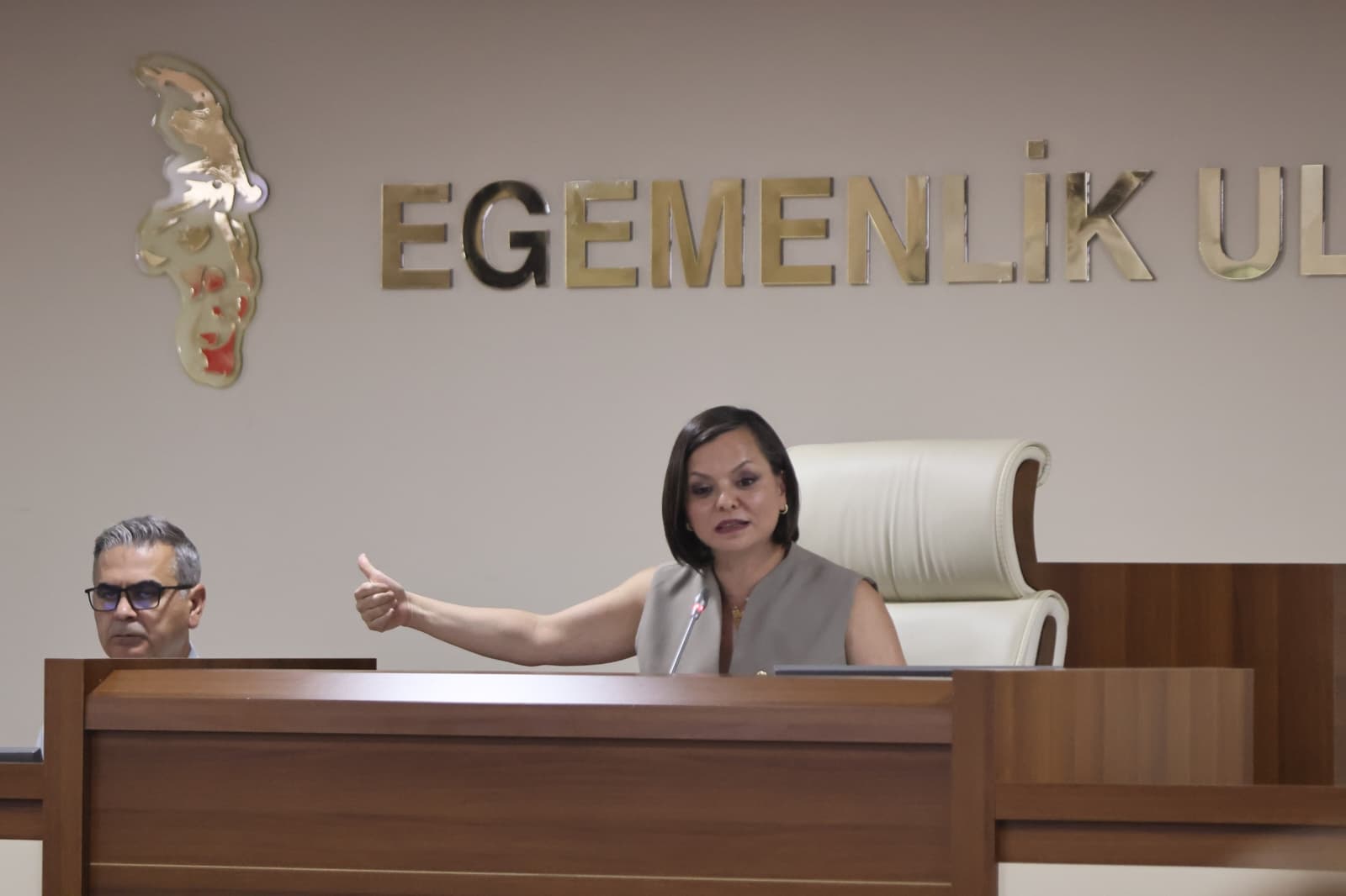 Karabağlar Belediye Başkanı Helil Kınay, ilçede görev yapan muhtarlarla koordinasyon
