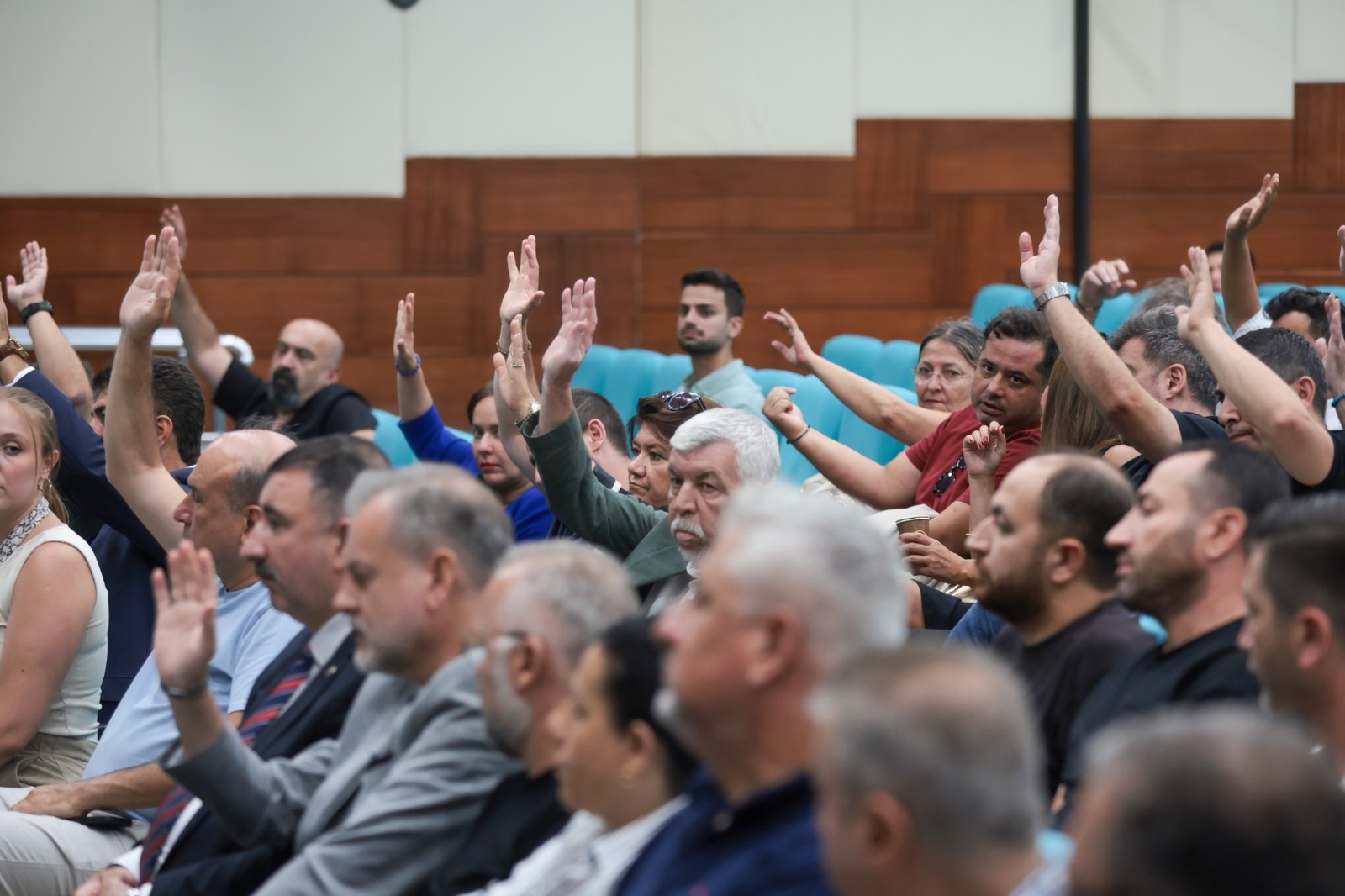 Konak Belediye Meclisi, İhtisas Komisyonlarına üye seçimleri için olağanüstü toplandı.