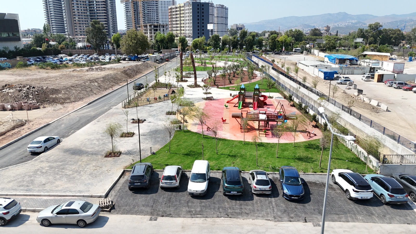 Konak Belediyesi, Yenişehir Mahallesi’nde yapımını tamamladığı 6 bin metrekarelik parkı