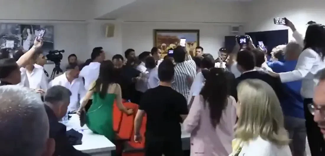 Menderes’te başkan vekili seçimi yargıya taşınıyor: CHP’den iptal ve yenileme başvurusu Menderes Belediye Başkanı İlkay Çiçek’in tutuklanarak görevden uzaklaştırılmasının ardından gerçekleştirilen