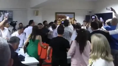 Menderes Belediye Başkanı İlkay Çiçek’in tutuklanarak görevden uzaklaştırılmasının ardından gerçekleştirilen
