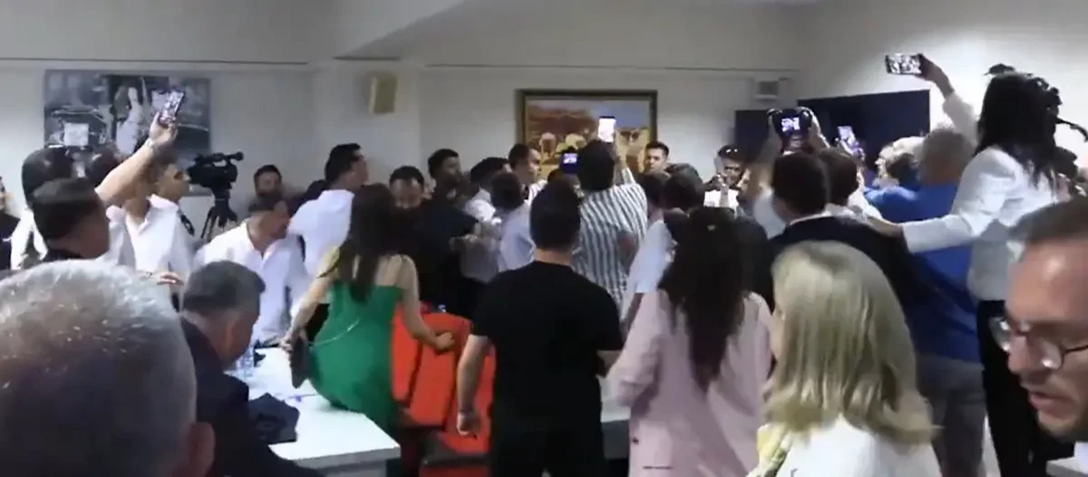 Menderes Belediye Başkanı İlkay Çiçek’in tutuklanarak görevden uzaklaştırılmasının ardından gerçekleştirilen