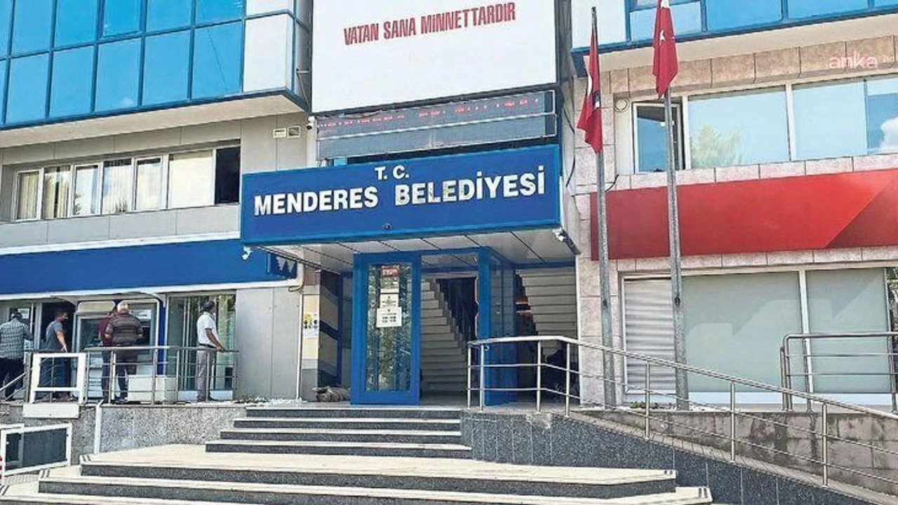 Tutuklanmasının ardından görevden uzaklaştırılan Menderes Belediye Başkanı İlkay Çiçek'in yerine