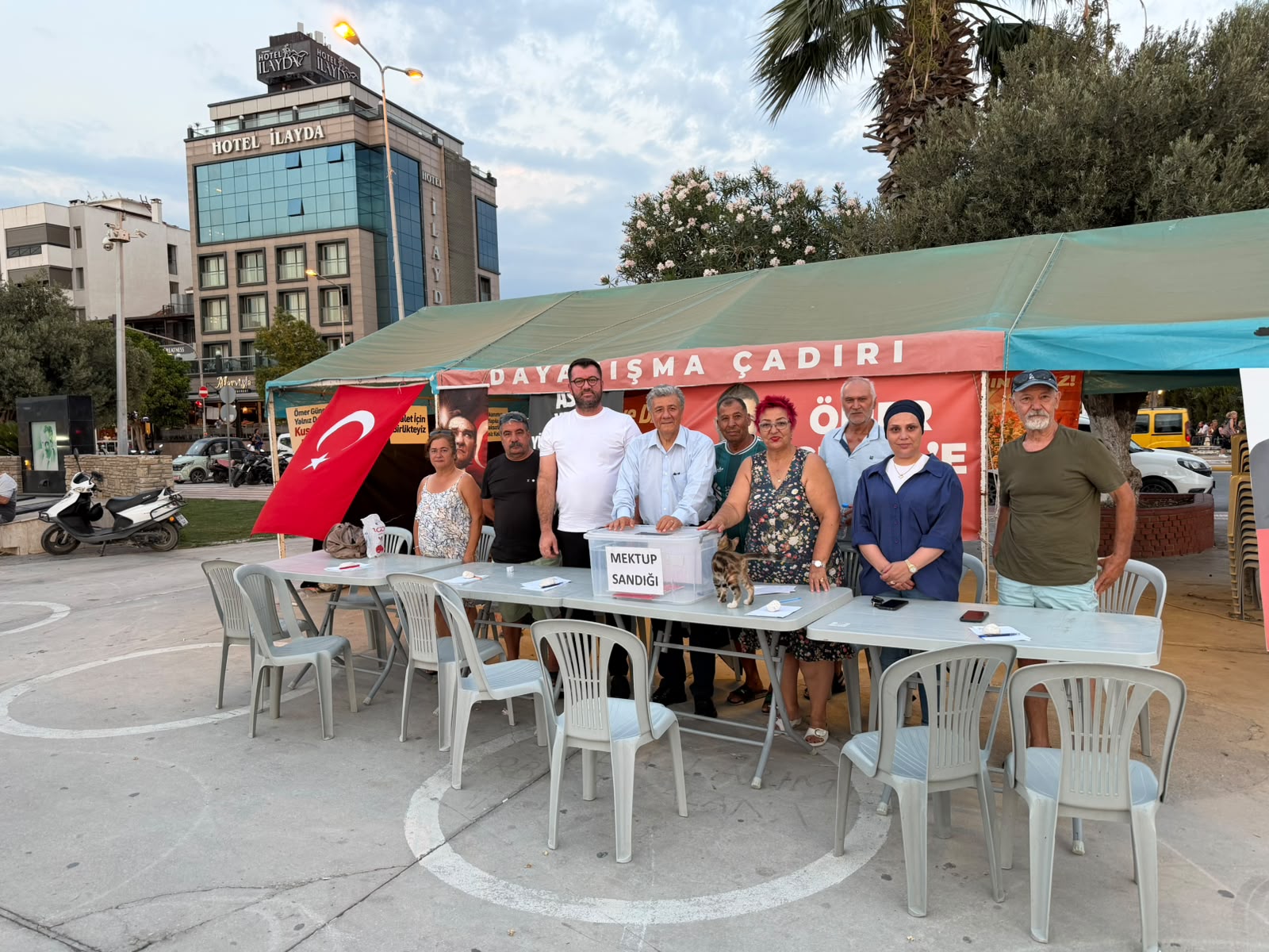 Gazeteci ve yazar Mustafa Balbay, Kuşadası Belediyesi’nin düzenlediği imza gününde