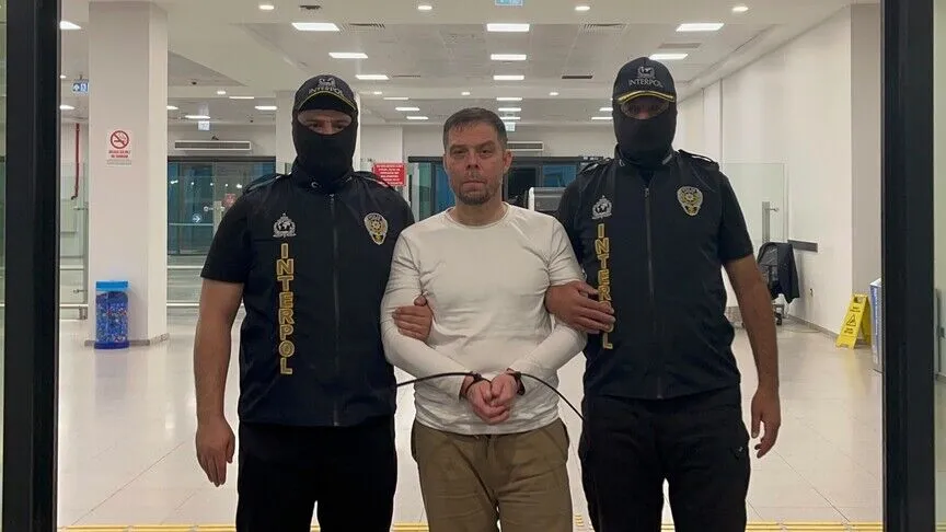 İzmir’de birçok cinayet ve saldırıyla adı geçiyor: Serkan Kurtuluş Türkiye’ye iade edildi İzmir'de iş insanı Gökhan Kalıpçı ve eski AK Parti İzmir