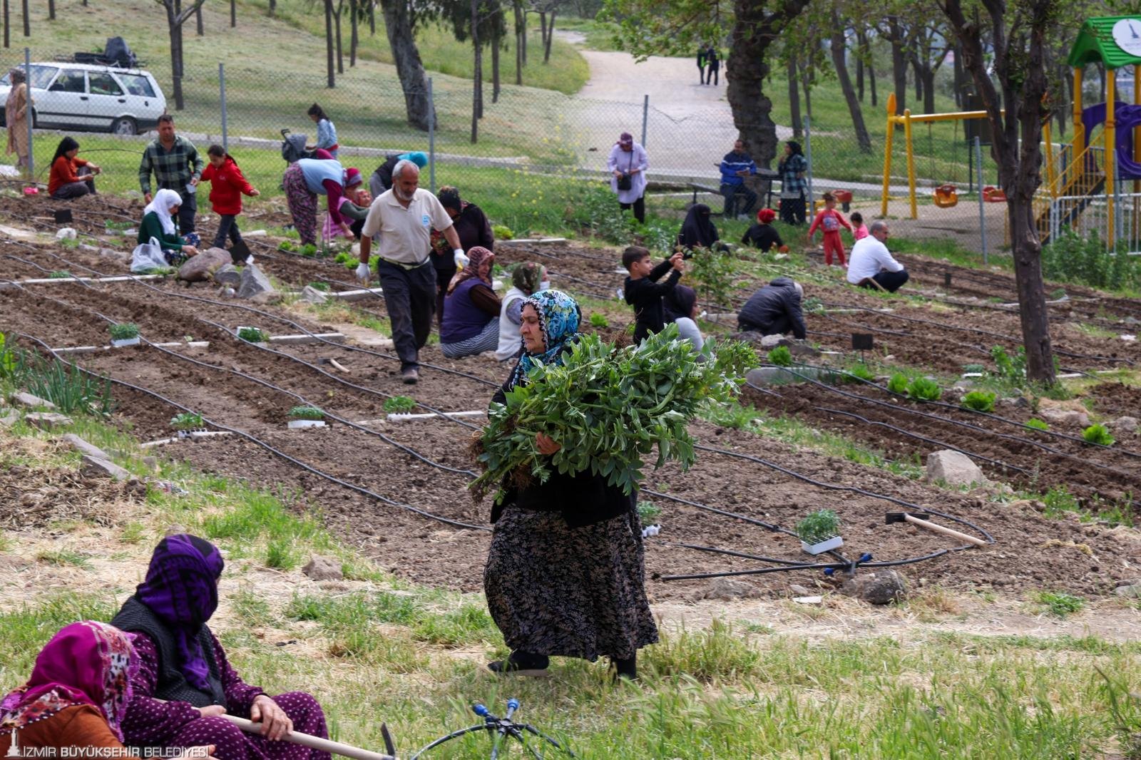 İzmir Büyükşehir Belediyesi’nin kent içinde tarımı teşvik eden ve kadın