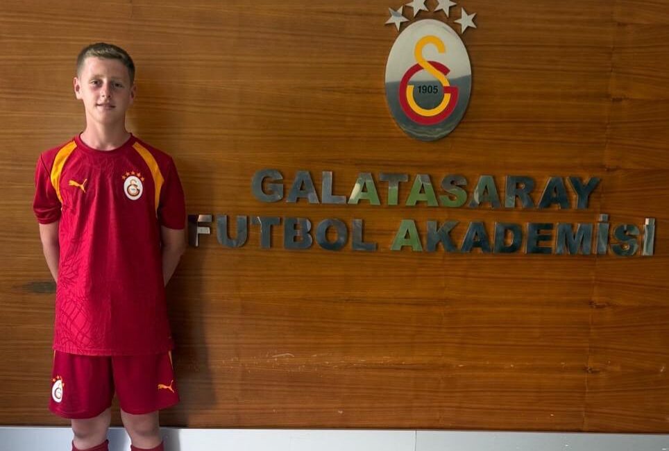 Urla Belediye Spor Kulübü altyapısında futbola 6 yaşında başlayan Ramazan