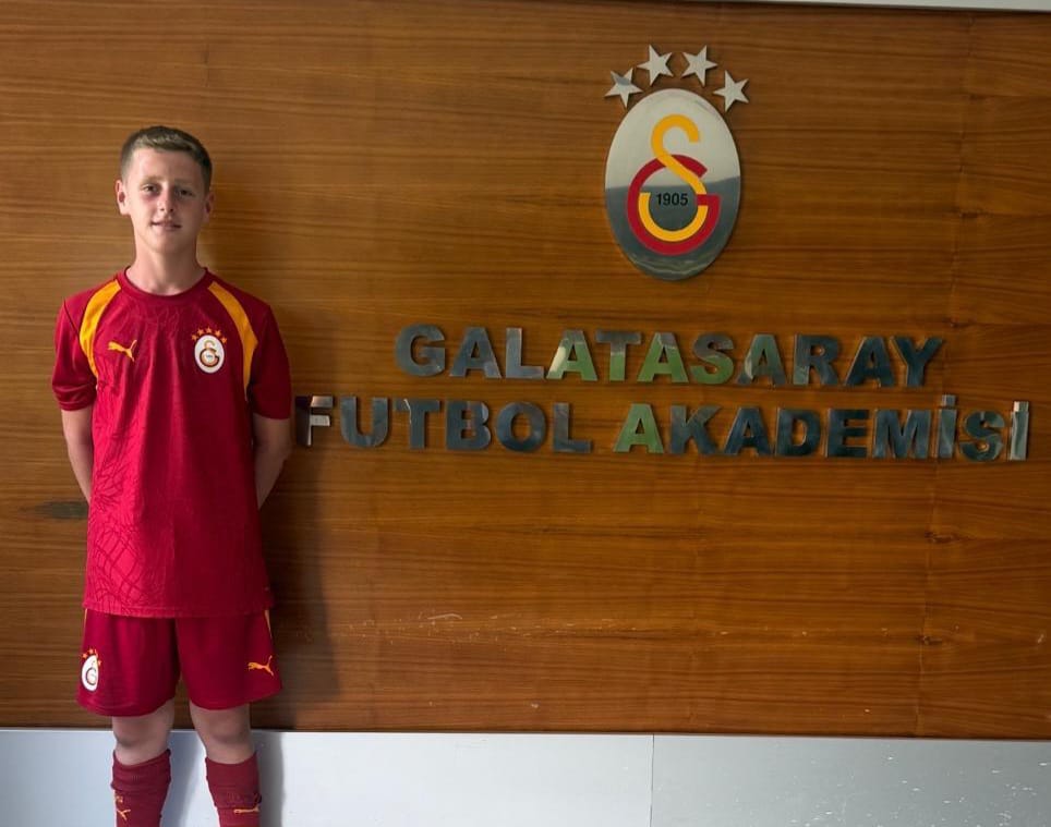 Urla Belediye Spor Kulübü altyapısında futbola 6 yaşında başlayan Ramazan