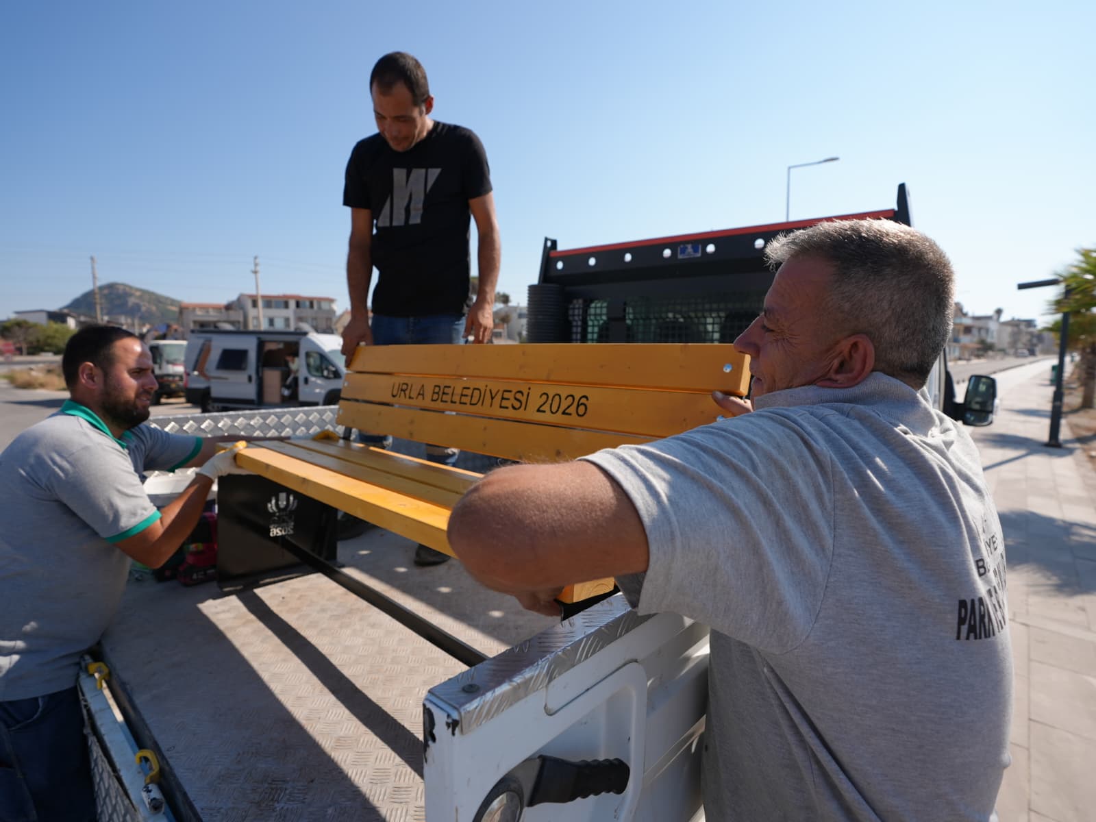 Urla Belediyesi, dışarıdan satın almak yerine kendi atölyelerinde bank üretimine