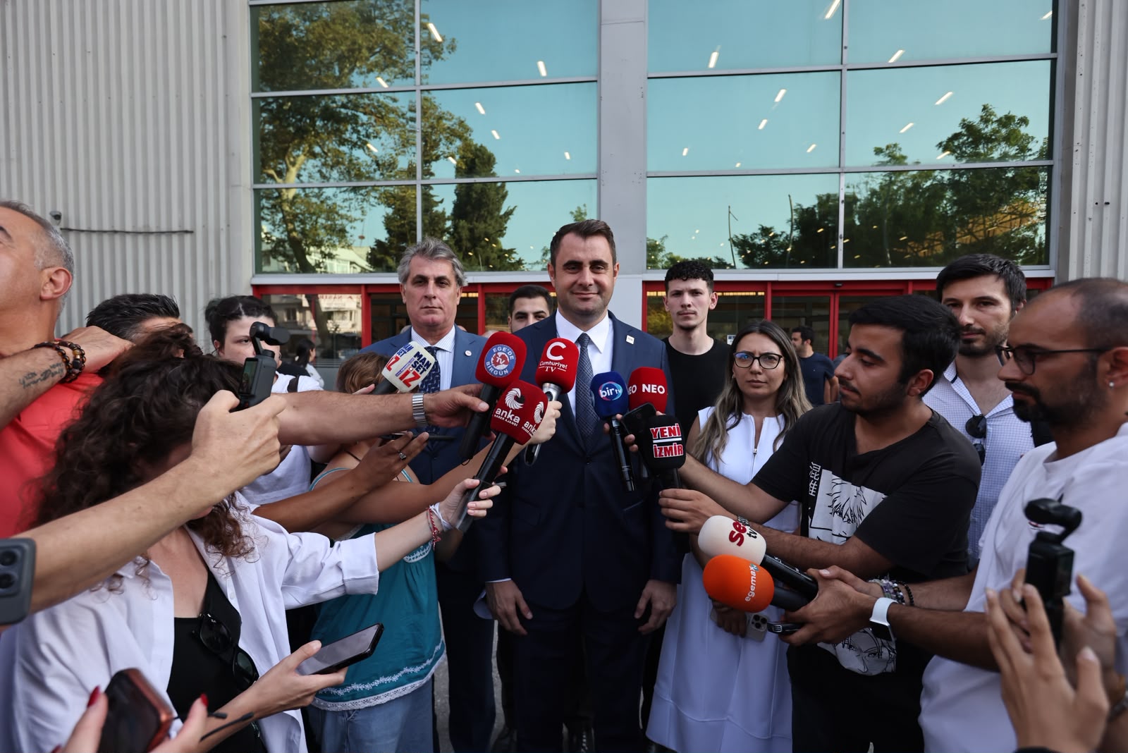 YENİ Parti İzmir İl Başkanlığı'nda yeni yönetimin görev dağılımı açıklandı.