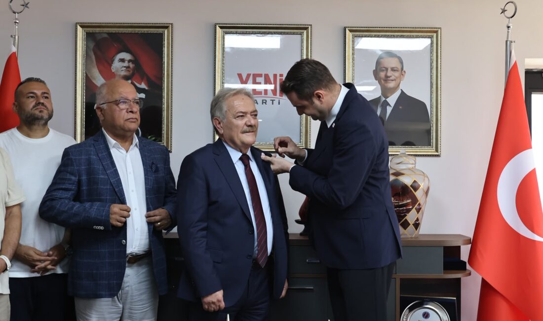 YENİ Parti İzmir’de yeni katılımlar: Çağatay Güç’ten Menderes ve Cemil Tugay açıklaması YENİ Parti İzmir İl Başkanlığı'nda düzenlenen törende altı isim partiye