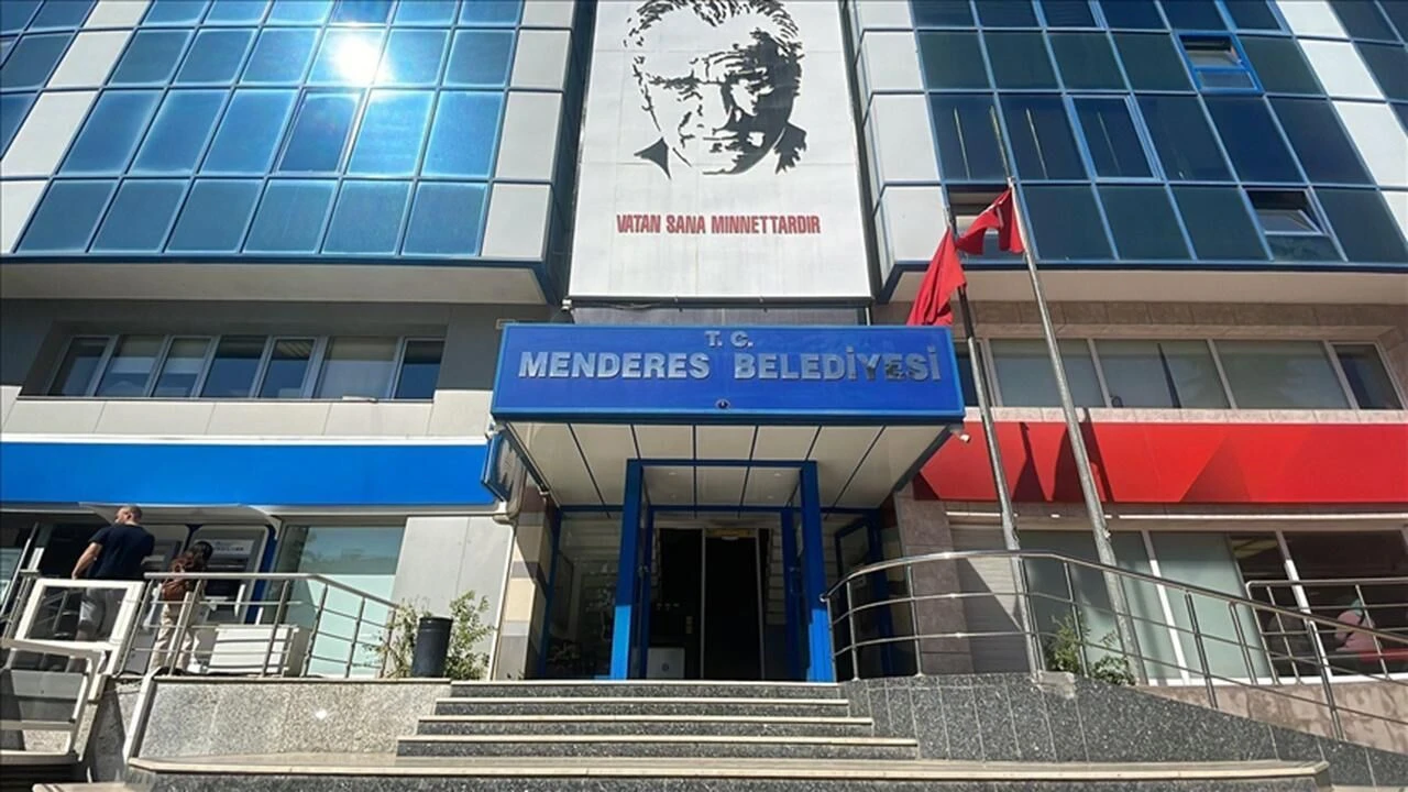 utuklanmasının ardından görevden uzaklaştırılan Menderes Belediye Başkanı İlkay Çiçek’in yerine