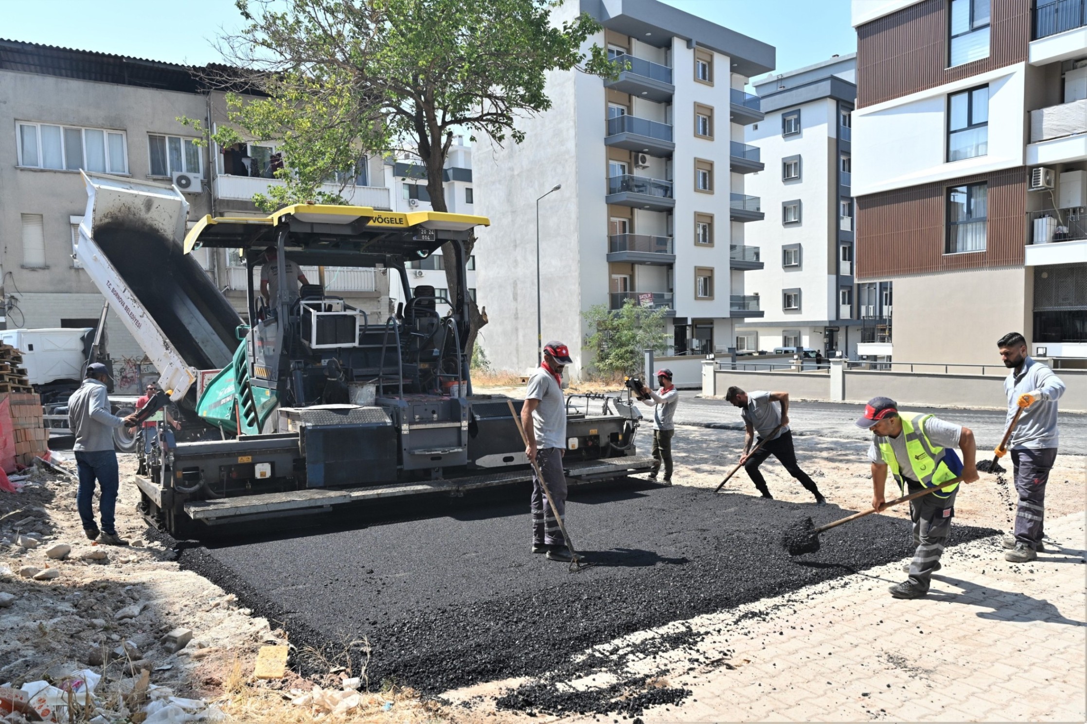 Bornova Belediyesi, Kazım Dirik ve Erzene mahallelerinde kapsamlı üstyapı çalışmalarını