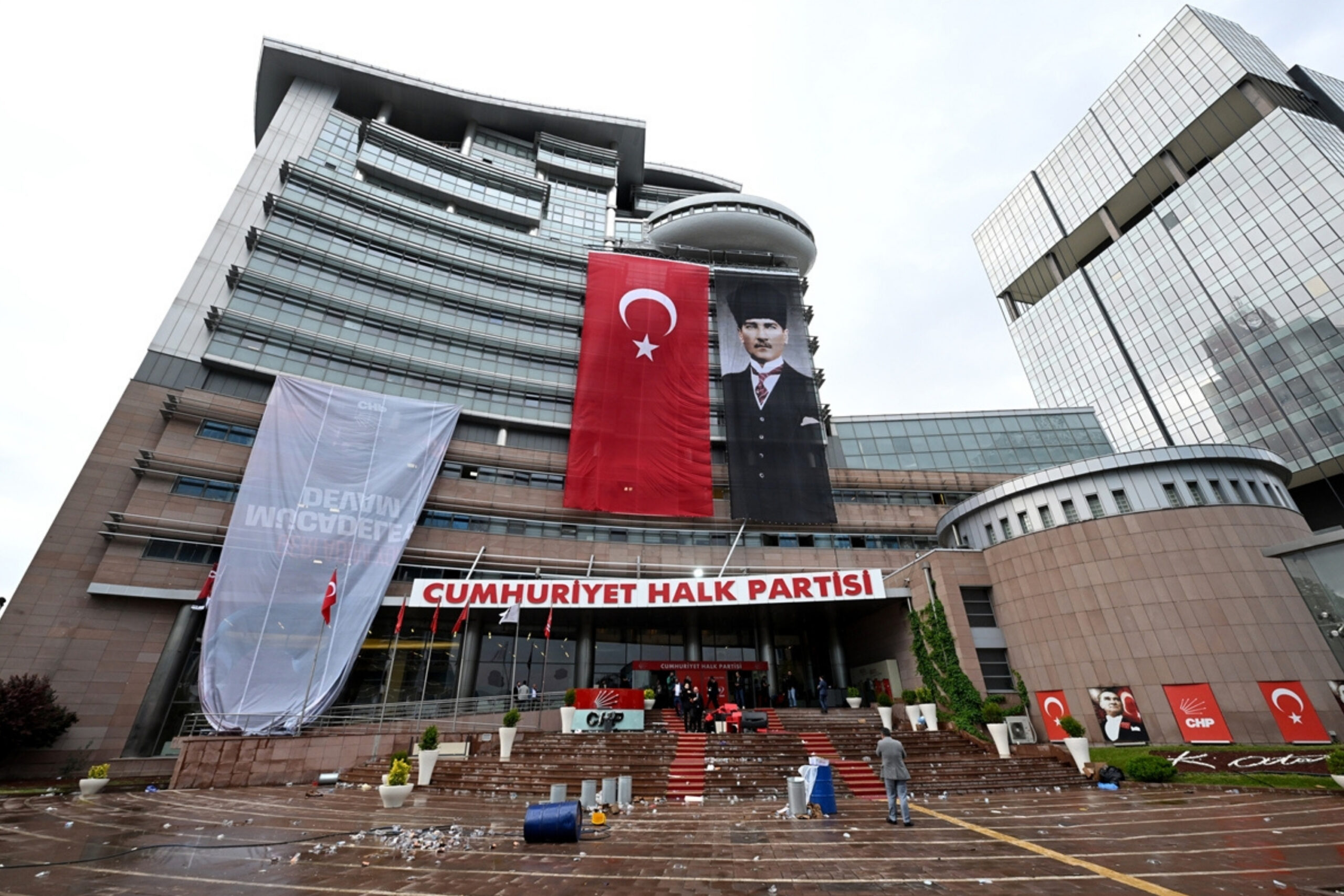 CHP Çeşme İlçe Örgütü'nde görevlerinden ayrılan eski yöneticiler, devir teslim