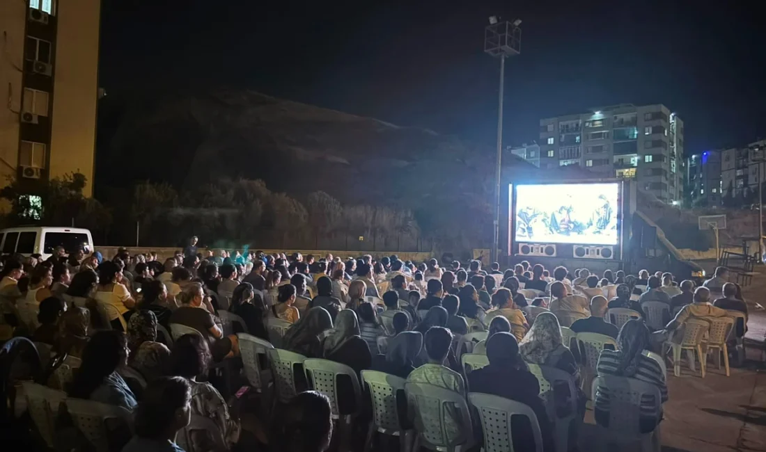 Çiğli’de Mahalle Sinema Günlerine büyük ilgi Çiğli Belediyesi tarafından yaz akşamlarını kültür ve sanatla buluşturmak amacıyla