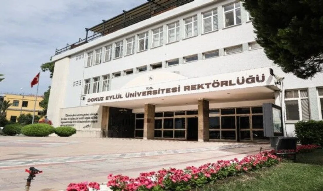 DEÜ’de ‘tasarruf’ gerekçesi mahkemeden döndü: Gazeteci Çağdaş Geniş işe iade hakkını kazandı Dokuz Eylül Üniversitesi’nde gazeteci olarak görev yapan Çağdaş Geniş’in iş