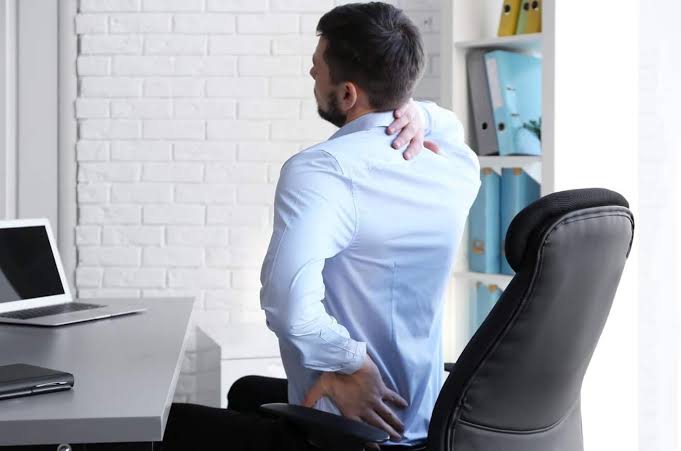 Sadece sporcular değil, masa başında çalışanlar da risk altında Günlük yaşamda saç tararken, raflara uzanırken ya da spor yaparken