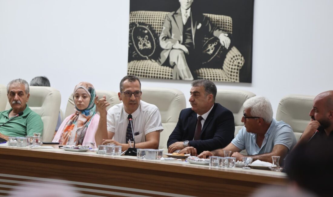 Başkan Kınay: Esnafımızla birlikte Karabağlar’ı güçlendireceğiz Karabağlar Belediye Başkanı Helil Kınay, İzmir’de faaliyet gösteren farklı meslek